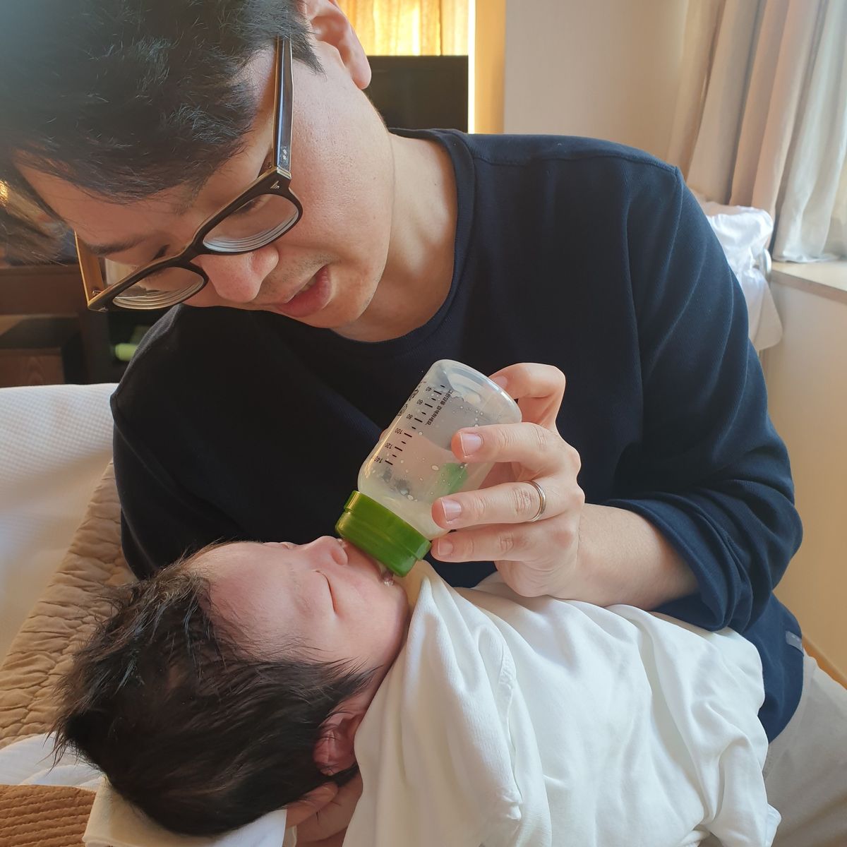 원장이 아기에게 분유를 먹이는 모습